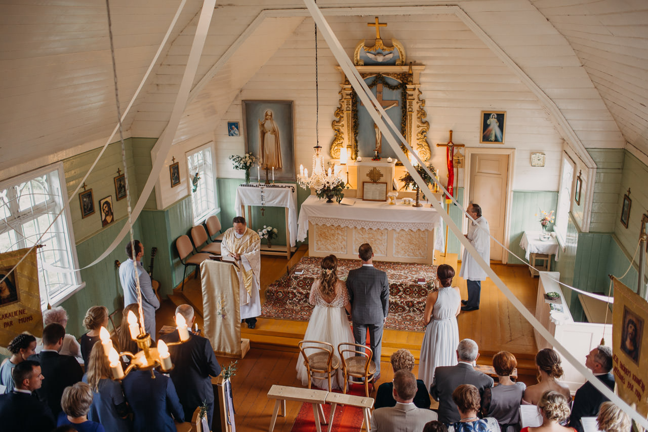 kāzu ceremonija baznīcā